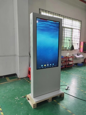 Lantai Berdiri IP65 Waterproof Outdoor LCD Digital Signage dengan 50000 Jam Umur