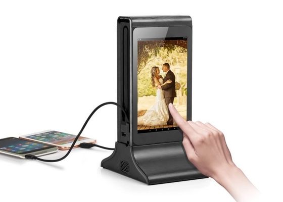 Bingkai logam hitam multi layar signage digital Portable Desktop Baru Pemutar Iklan Kecil dengan Stasiun Pengisian